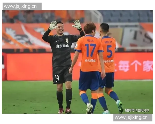 泰山队热身赛2比1亚泰 20岁梅帅军“致敬”38岁谭龙 泰山队热身赛2比1亚泰 20岁梅帅军“致敬”38岁谭龙