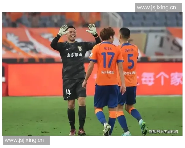 2-1，泰山队热身赛两连胜 梅帅军破门+依木兰出战 亚泰靠谭龙进球